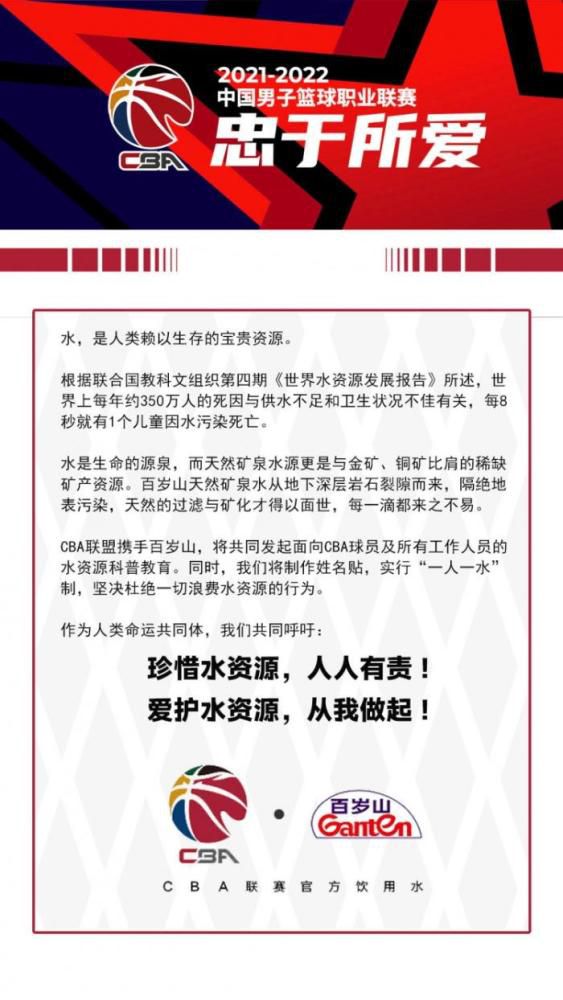 随即，那道黑影迈着悠闲的步子，大步朝着他们走了过来。